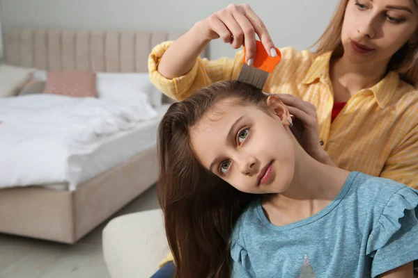 Mutter Benutzt Kämme Auf Dem Haar Ihrer Tochter Schlafzimmer Läusebekämpfung — Stockfoto