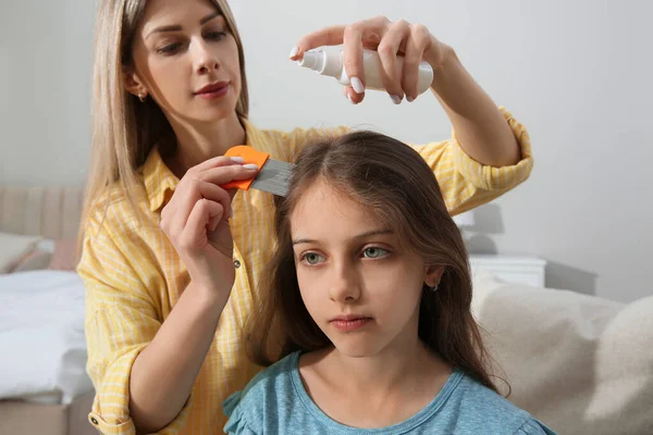 Mère Utilisant Peigne Nit Pulvériser Sur Les Cheveux Fille Maison — Photo