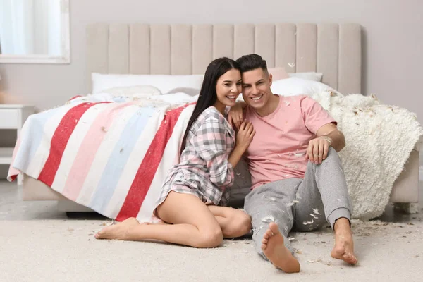 Casal Feliz Descansando Chão Perto Cama Após Luta Travesseiro — Fotografia de Stock