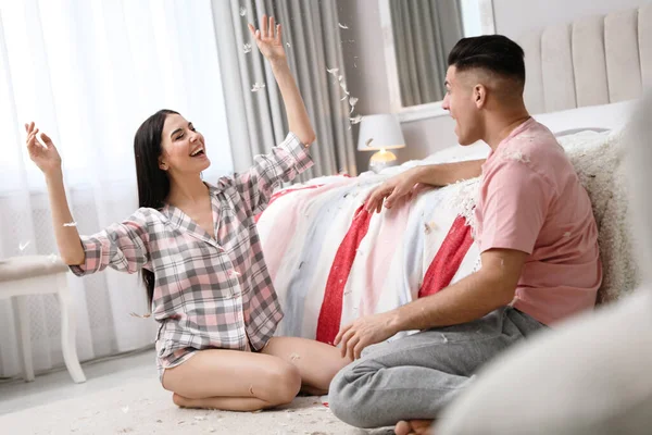 Glückliches Paar Amüsiert Sich Nach Kissenschlacht Schlafzimmer Mit Fliegenden Federn — Stockfoto