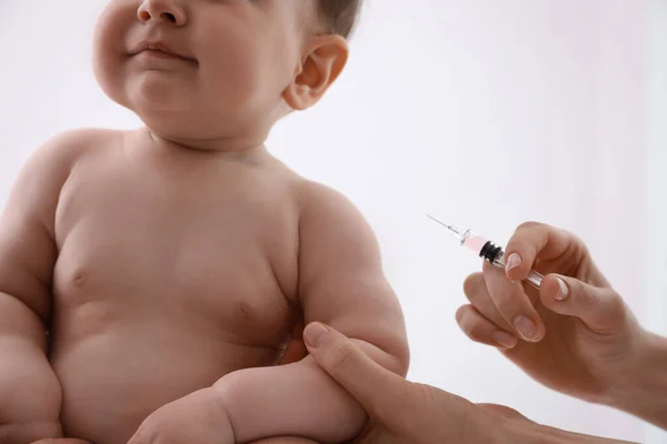 Doktorn Vaccinerar Barnet Mot Ljus Bakgrund Närbild Hälsovård — Stockfoto