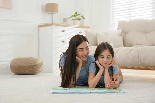 Junge Mutter Und Ihre Tochter Lesen Hause Buch Raum Für — Stockfoto