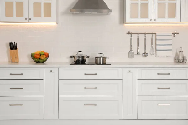 Modern Mutfak Içi Şık Beyaz Mobilyalarla Dolu — Stok fotoğraf