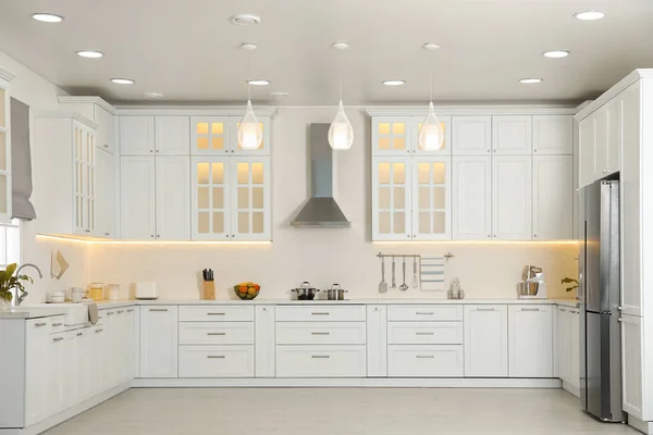 Moderne Kücheneinrichtung Mit Stilvollen Weißen Möbeln — Stockfoto