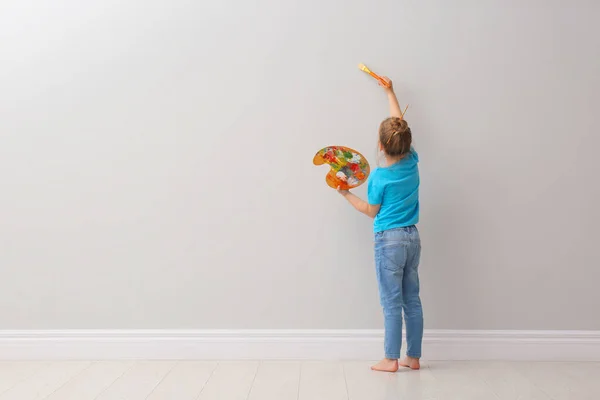 Petite Fille Peignant Sur Mur Gris Clair Intérieur Vue Dos — Photo