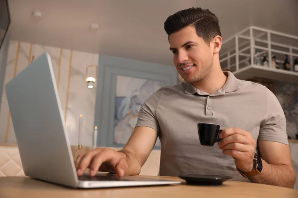 Mann Arbeitet Morgens Mit Tasse Kaffee Laptop Café — Stockfoto