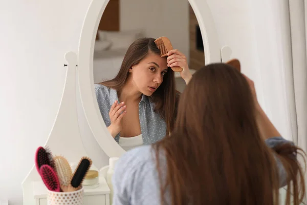 Mujer Joven Con Problemas Pérdida Cabello Cerca Del Espejo Interior — Foto de Stock