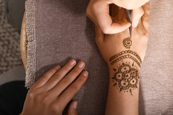 Meister Macht Henna Tätowierung Auf Der Hand Draufsicht Traditioneller Mehndi — Stockfoto