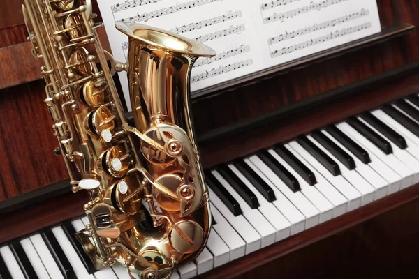 Beau Saxophone Sur Les Touches Piano Instruments Musique — Photo