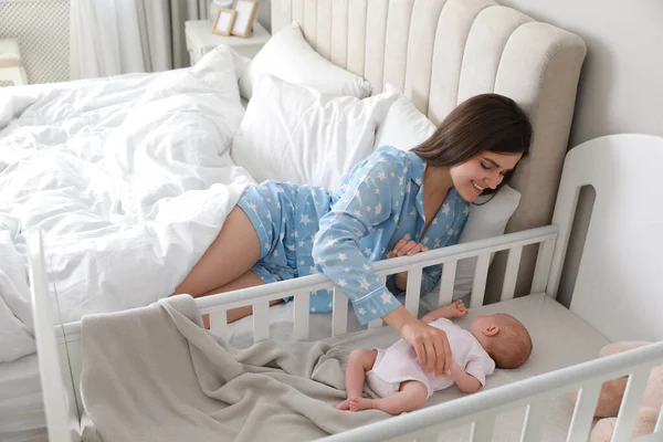 Feliz Joven Madre Cerca Cuna Noche Con Lindo Bebé Recién — Foto de Stock