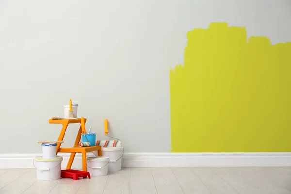 Zestaw Narzędzi Farb Dekoracji Pobliżu Ściany Świetlnej Pomieszczeniach — Zdjęcie stockowe