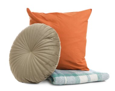 Yumuşak yastıklar ve beyaz arka planda battaniye