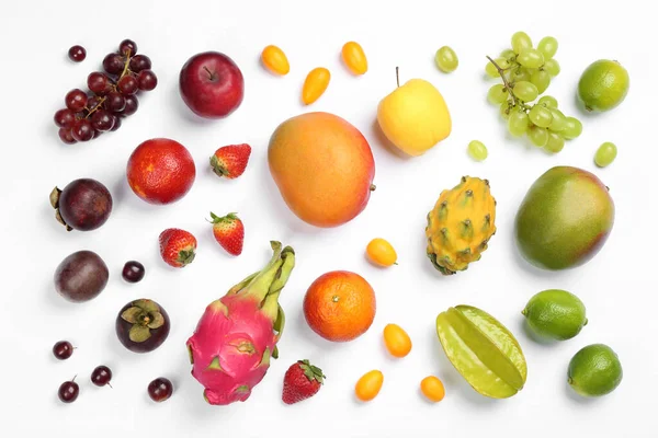 Muitas Frutas Exóticas Deliciosas Diferentes Fundo Branco Flat Lay — Fotografia de Stock