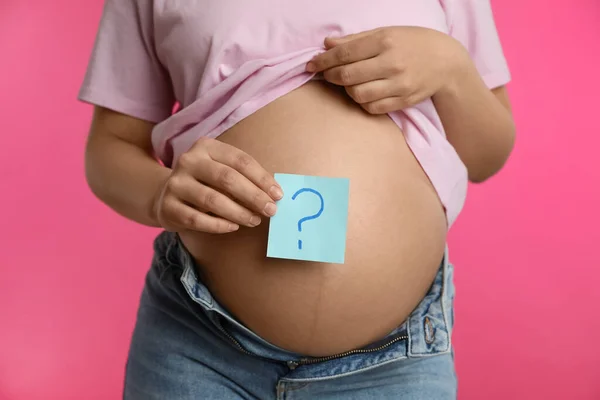 Mujer Embarazada Con Nota Adhesiva Vientre Sobre Fondo Rosa Primer — Foto de Stock