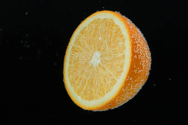 Moitié Orange Dans Eau Pétillante Sur Fond Noir Citrus Soda — Photo