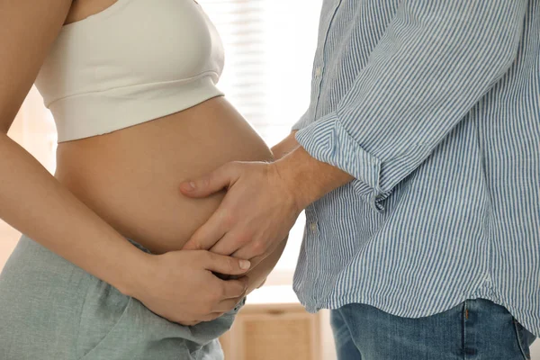 Hombre Tocando Vientre Esposa Embarazada Casa Primer Plano — Foto de Stock