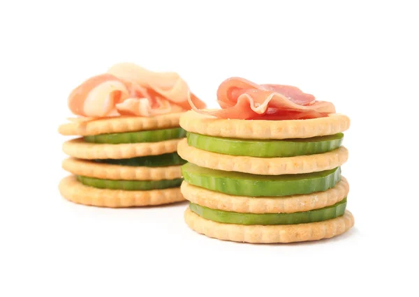 Deliciosas Galletas Saladas Con Pepino Jamón Sobre Fondo Blanco — Foto de Stock