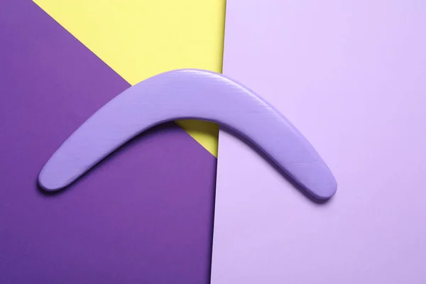 Boomerang Madera Lila Sobre Fondo Color Vista Superior — Foto de Stock