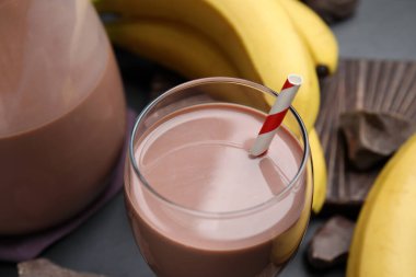 Siyah masada taze çikolatalı süt, yakın plan.