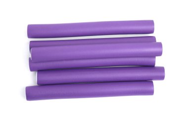 Kıvrımlı çubuklar beyaza izole edilmiş, üst manzara. Saç şekillendirme aracı