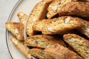 Tabakta geleneksel İtalyan badem bisküvileri (Cantucci), yakın plan