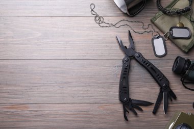 Düz kompozisyon, portatif çok araçlı ve aksesuarlı ahşap masa. Metin için boşluk