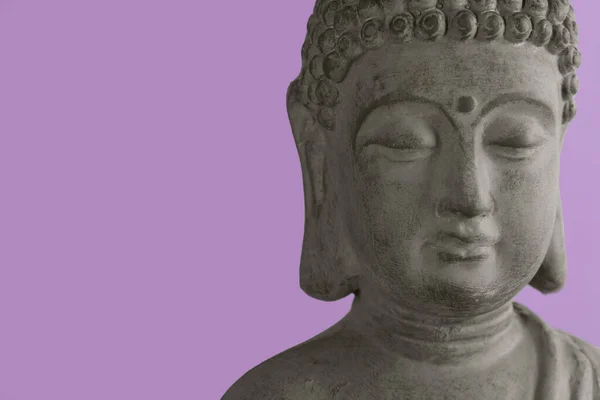 Bela Escultura Pedra Buda Fundo Violeta Close Espaço Para Texto — Fotografia de Stock