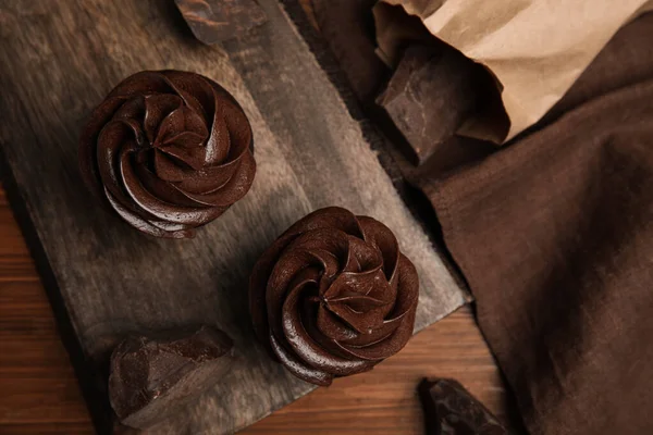 Composition Plate Avec Délicieux Cupcakes Chocolat Sur Une Table Bois — Photo