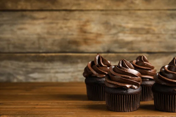 Deliciosos Cupcakes Chocolate Con Crema Mesa Madera Espacio Para Texto — Foto de Stock