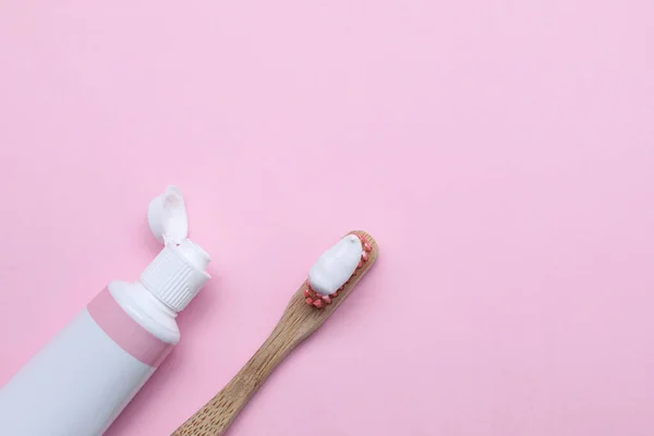 Bürste Mit Zahnpasta Und Tube Auf Rosa Hintergrund Flach Gelegt — Stockfoto