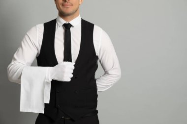 Gri arka planda havlusu olan uşak, yakın plan. Metin için boşluk