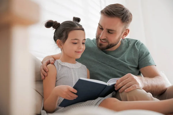 Menina Com Pai Lendo Conto Fadas Sala Estar — Fotografia de Stock