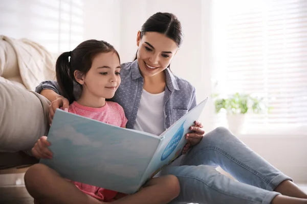 Little Girl Mother Reading Fairy Tale Living Room — Stock Photo, Image