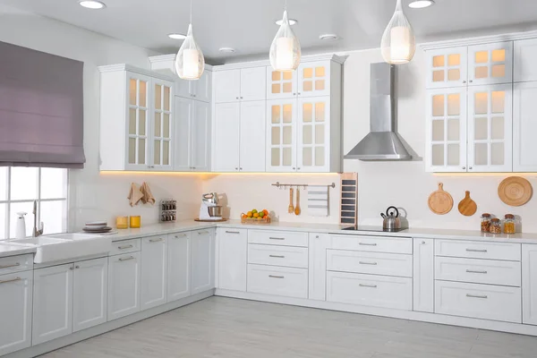 スタイリッシュな家具や近代的な設備の光キッチンインテリア — ストック写真
