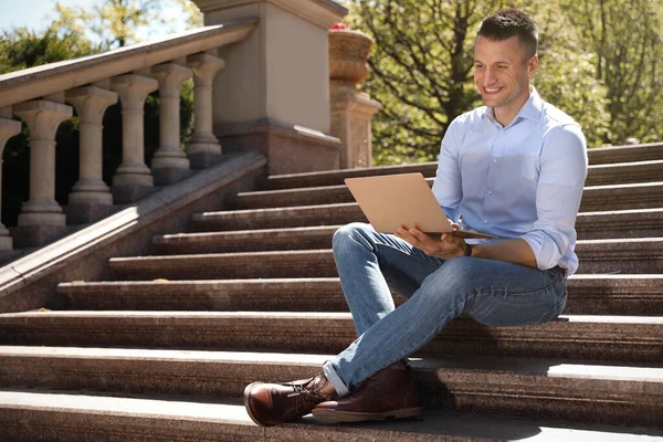 Mann Arbeitet Mit Laptop Auf Stufen Freien Raum Für Text — Stockfoto