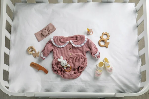 Composición Plana Con Ropa Bebé Linda Accesorios Sábanas Blancas Cuna — Foto de Stock