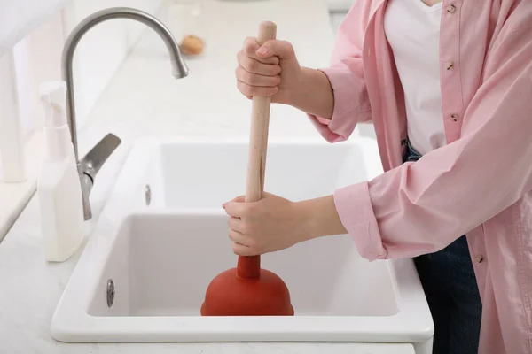 Mujer Usando Émbolo Para Desatascar Desagüe Del Fregadero Cocina Primer — Foto de Stock