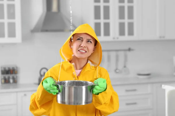 Jovem Mulher Capa Chuva Coletando Água Vazando Teto Casa Tempo — Fotografia de Stock