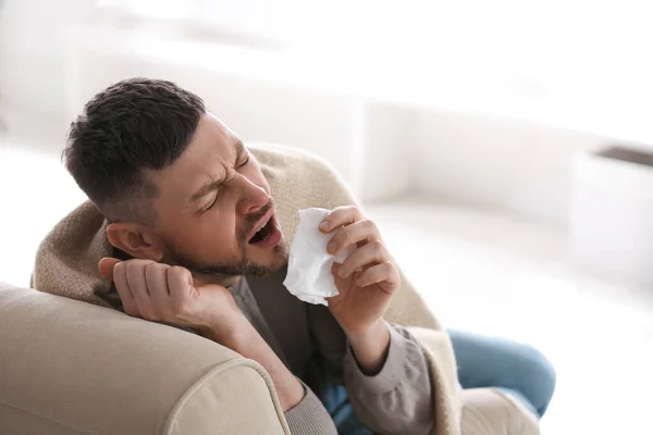 Homem Que Sofre Corrimento Nasal Casa — Fotografia de Stock