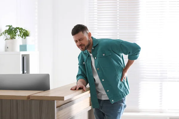 職場で腰痛に苦しむ男 姿勢の悪い問題 — ストック写真