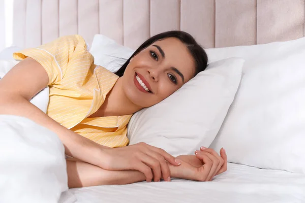 Kvinna Som Ligger Bekväm Säng Med Vita Sängkläder — Stockfoto