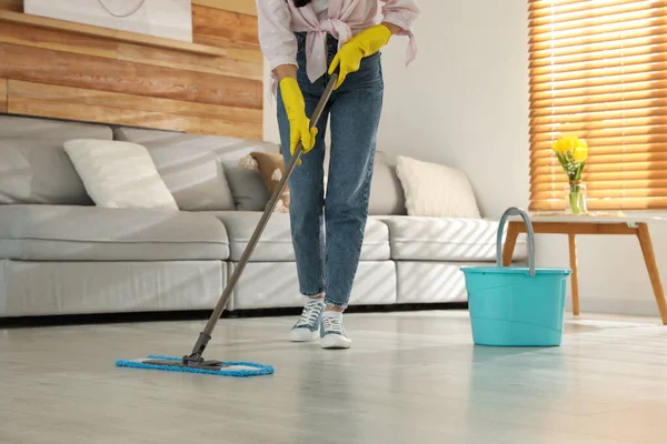 Vrouw Schoonmaken Vloer Met Dweil Thuis Close — Stockfoto