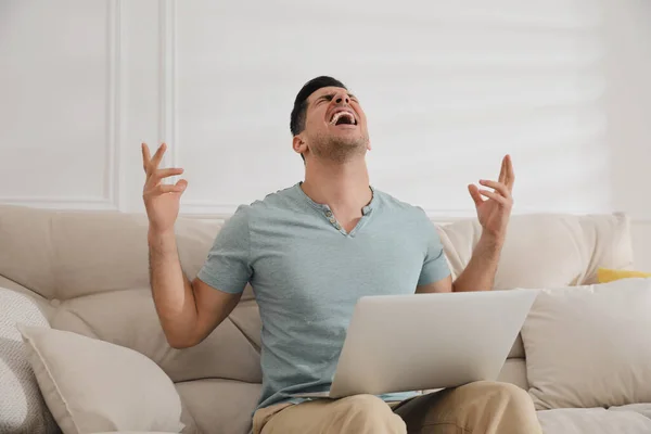 Homem Emocional Trabalhando Com Laptop Casa — Fotografia de Stock