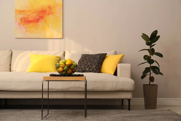 雅致的客厅 内饰现代舒适的沙发 — 图库照片