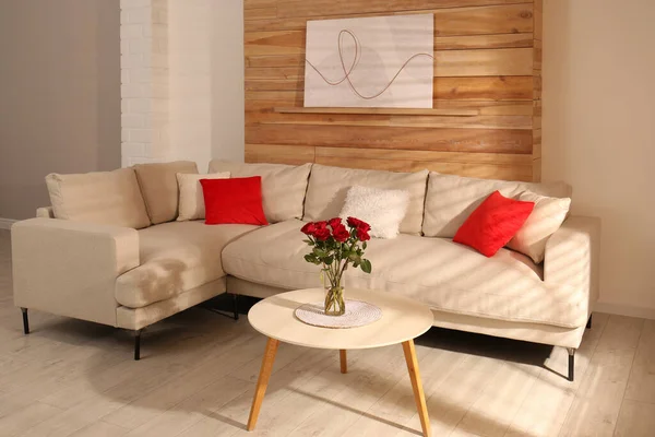 部屋の壁の近くにモダンな快適なソファ インテリアデザイン — ストック写真