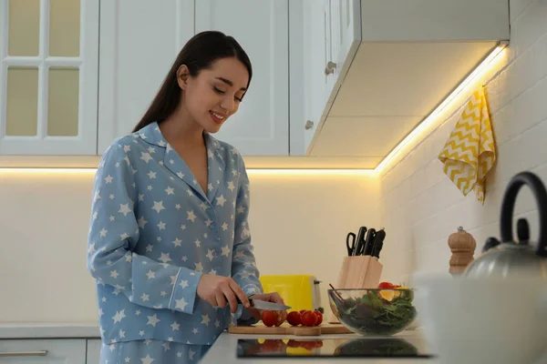 Щаслива Молода Жінка Піжамі Готує Кухонній Стійці — стокове фото