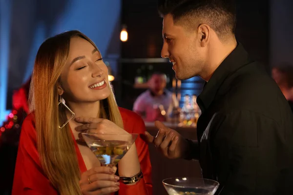 Bărbat Femeie Flirtând Unul Celălalt Bar — Fotografie, imagine de stoc