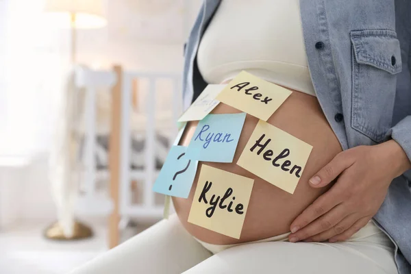 Zwangere Vrouw Met Verschillende Babynamen Haar Buik Thuis Close Ruimte — Stockfoto