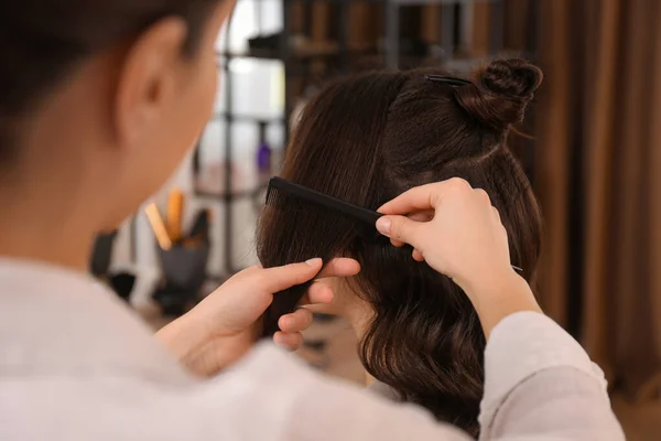 Stylist Werken Met Klant Salon Het Maken Van Kapsel — Stockfoto