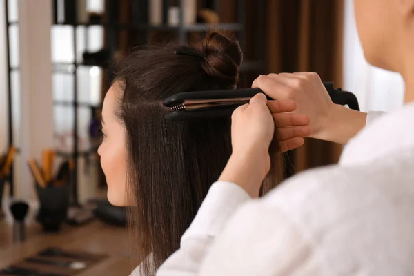 Stylist Arbeitet Mit Klient Salon Macht Frisur — Stockfoto